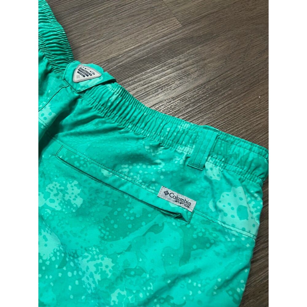 Columbia PFG Backcast Mens Fishing Shorts Green Camo XL 5"